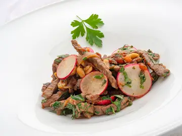 Salteado thai de ternera y cacahuete, de Joseba Arguiñano: "Dulce y salado" en el mismo bocado Salteado thai de ternera y cacahuete, de Joseba Arguiñano: "Dulce y salado" en el mismo bocado