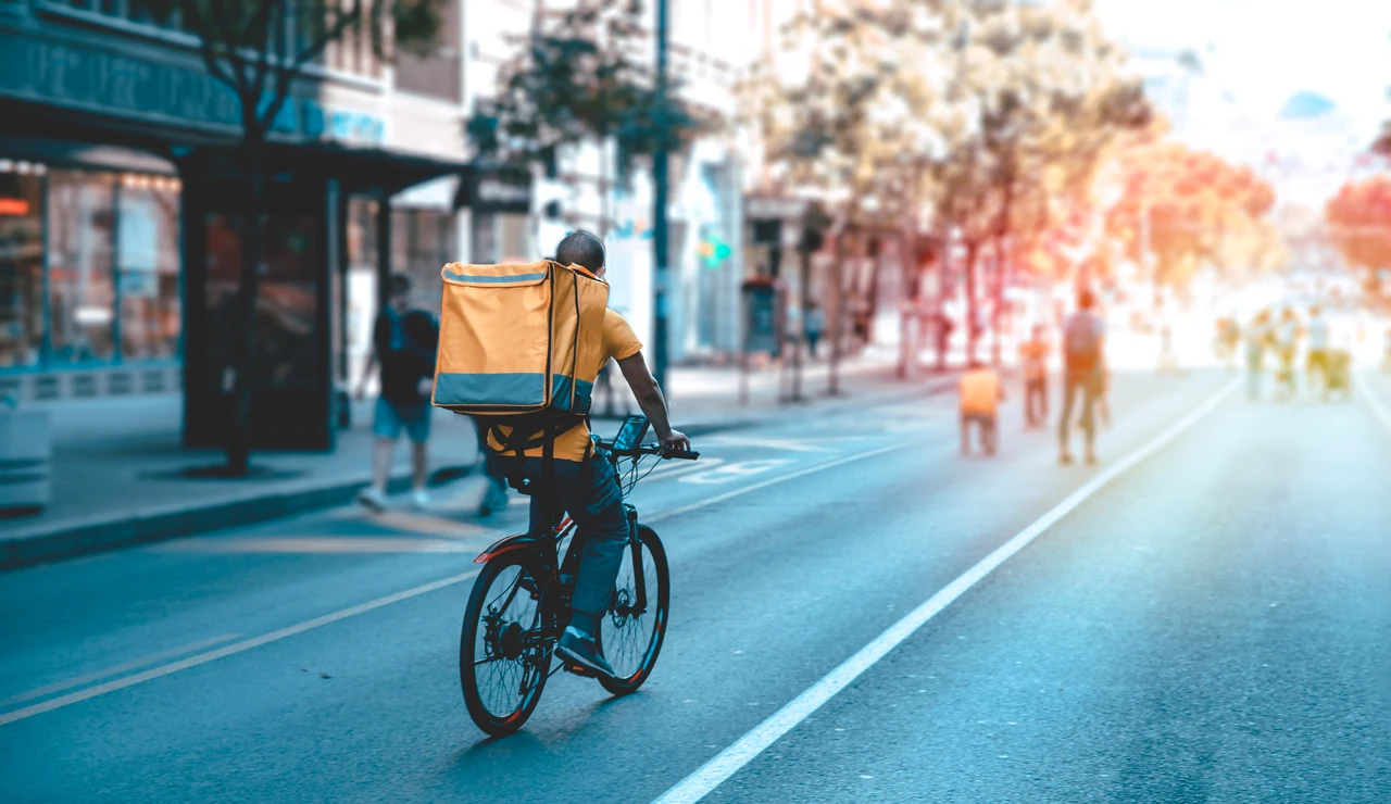 Un repartidor en la carretera