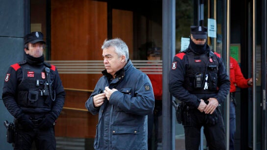 Imagen del exsecretario de Organizaci&oacute;n del PSOE, Santos Cerd&aacute;n, a su salida del Juzgado de Tafalla 