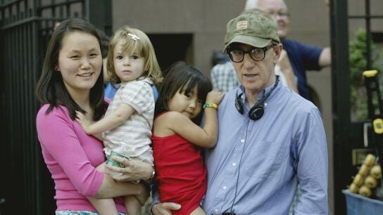 Woody Allen con su mujer, Soon-Yi Previn, y sus hijas en el rodaje de la pel&iacute;cula Spring Project en NYC