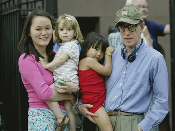 Woody Allen con su mujer, Soon-Yi Previn, y sus hijas en el rodaje de la película Spring Project en NYC Woody Allen con su mujer, Soon-Yi Previn, y sus hijas en el rodaje de la película Spring Project en NYC
