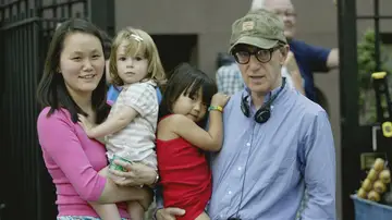 Woody Allen con su mujer, Soon-Yi Previn, y sus hijas en el rodaje de la película Spring Project en NYC Woody Allen con su mujer, Soon-Yi Previn, y sus hijas en el rodaje de la película Spring Project en NYC