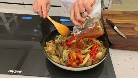 Incorpora los pimientos, las berenjenas, la salsa de tomate y el tomate concentrado Incorpora los pimientos, las berenjenas, la salsa de tomate y el tomate concentrado