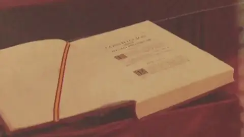 La Constitución Española La Constitución Española
