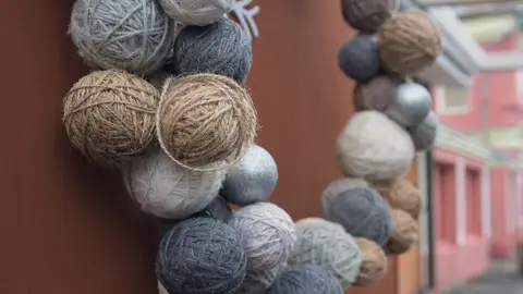 Bolas de porexpán envueltas de lana Bolas de porexpán envueltas de lana