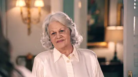 Avance del próximo capítulo de Sueños de libertad: Delia, la madre de Gabriel, se presenta en casa de los De la Reina Avance del próximo capítulo de Sueños de libertad: Delia, la madre de Gabriel, se presenta en casa de los De la Reina