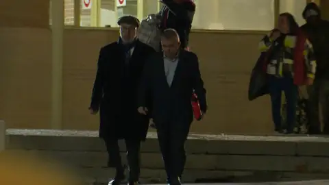 Uno de los hijos del ex ministro Ábalos: "Santos Cerdán le ofreció un cheque en blanco a mi padre en nombre del presidente" Uno de los hijos del ex ministro Ábalos: "Santos Cerdán le ofreció un cheque en blanco a mi padre en nombre del presidente"