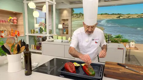 Riega las hortalizas con un chorrito de aceite y sazónalas Riega las hortalizas con un chorrito de aceite y sazónalas