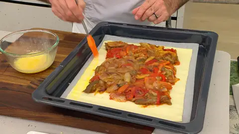 Unta los bordes de la masa con huevo batido y cúbrela con la otra masa Unta los bordes de la masa con huevo batido y cúbrela con la otra masa