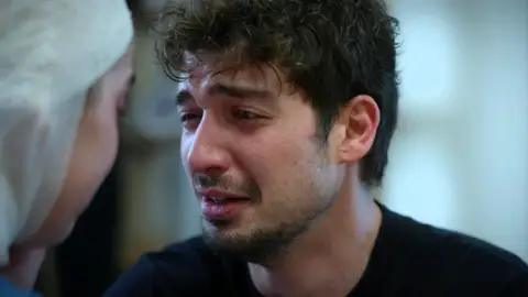 Uras manipula la verdad del accidente y conmueve a Seren con una versión incompleta: “Pensé que te perdía” Uras manipula la verdad del accidente y conmueve a Seren con una versión incompleta: “Pensé que te perdía”