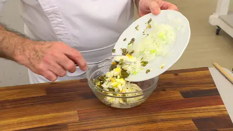 Sazona, mezcla bien y reserva la salsa tártara Sazona, mezcla bien y reserva la salsa tártara