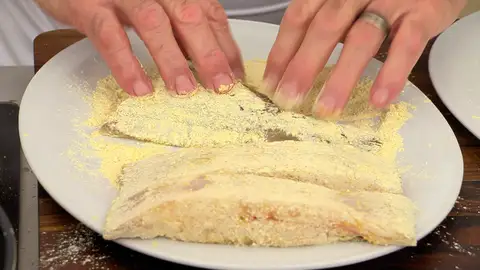 Corta los gallos en trozos (rodajas), sazónalos, pásalos por la harina de garbanzo Corta los gallos en trozos (rodajas), sazónalos, pásalos por la harina de garbanzo