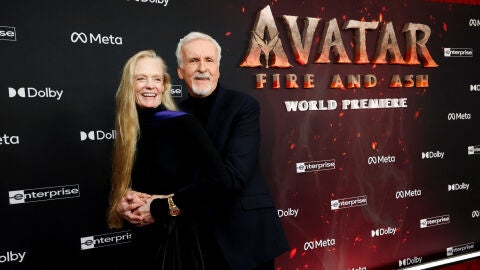 El director James Cameron y su mujer en el estreno de Avatar: Fuego y ceniza