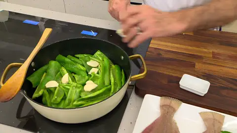 Pela los dientes de ajo, córtalos por la mitad e incorpóralos a la tartera Pela los dientes de ajo, córtalos por la mitad e incorpóralos a la tartera