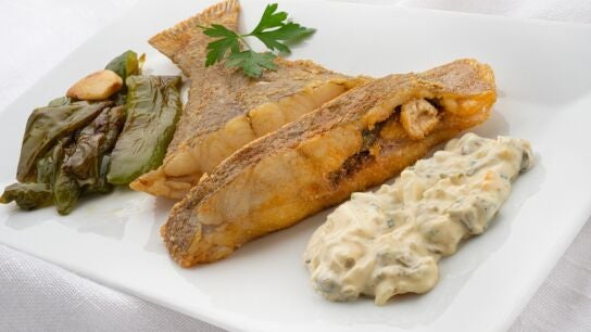 Receta f&aacute;cil de Karlos Argui&ntilde;ano: gallo frito con salsa t&aacute;rtara
