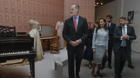 Los reyes Felipe VI y Letizia, en el museo Los reyes Felipe VI y Letizia, en el museo