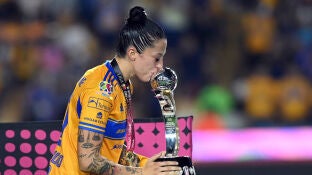 Jenni Hermoso besa el trofeo de la Liga Femenil MX