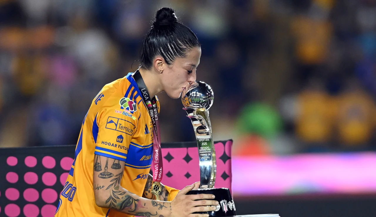 Jenni Hermoso besa el trofeo de la Liga Femenil MX