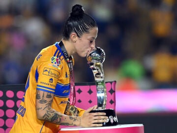 Jenni Hermoso besa el trofeo de la Liga Femenil MX