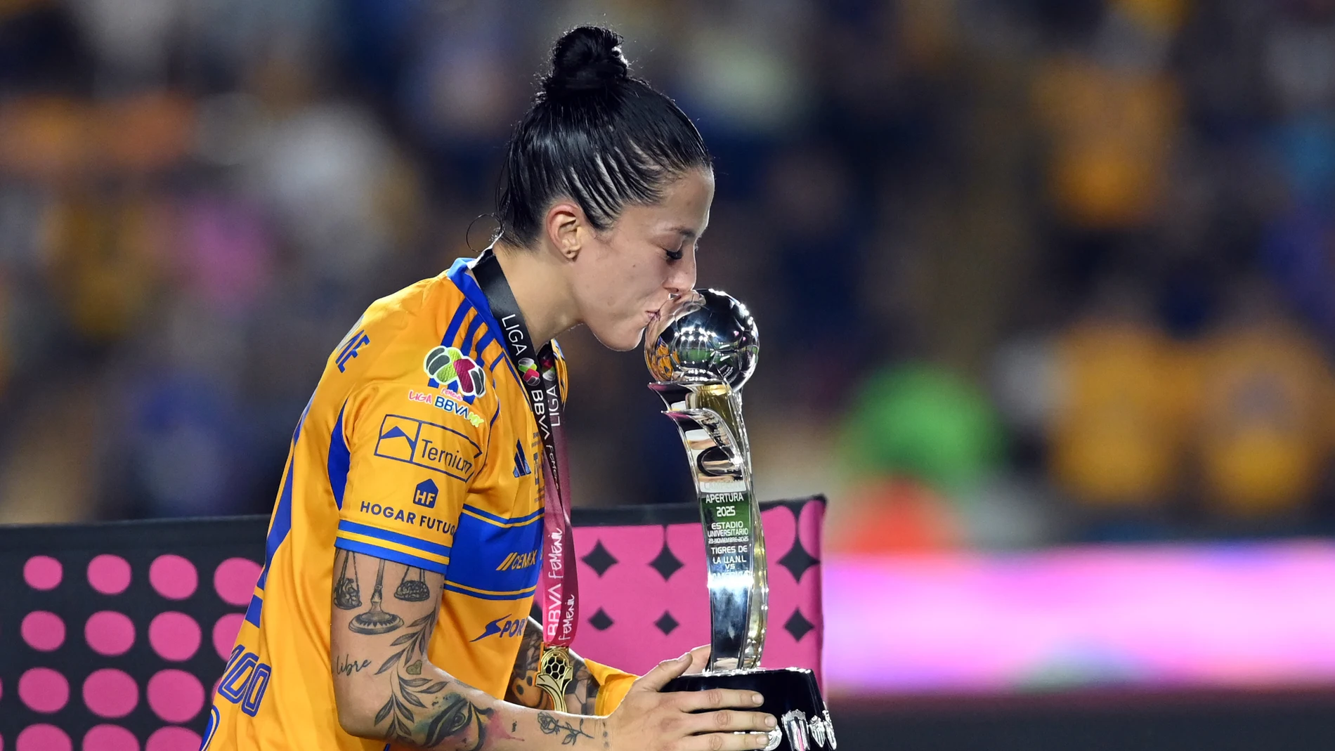 Jenni Hermoso besa el trofeo de la Liga Femenil MX Jenni Hermoso besa el trofeo de la Liga Femenil MX