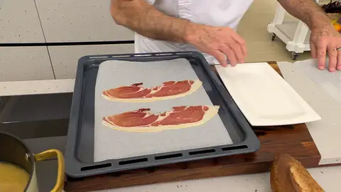 Extiende encima las lonchas de jamón, tápalas con otro trozo de papel de horno y hornéalas Extiende encima las lonchas de jamón, tápalas con otro trozo de papel de horno y hornéalas