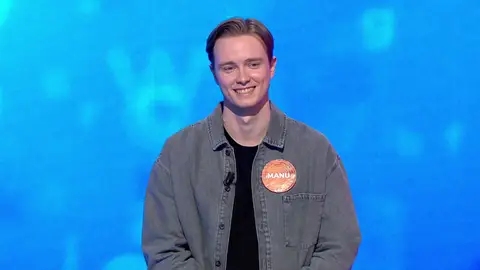 Manu se despide de los invitados de Pasapalabra con su poema más original: “Con ellos te Prendes” Manu se despide de los invitados de Pasapalabra con su poema más original: “Con ellos te Prendes”