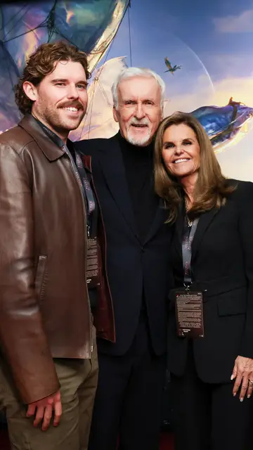Christopher Schwarzenegger, el director James Cameron y Maria Shriver en el estreno de Avatar: Fuego y ceniza Christopher Schwarzenegger, el director James Cameron y Maria Shriver en el estreno de Avatar: Fuego y ceniza
