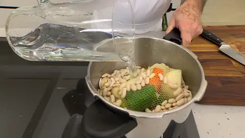 Cubre todo con agua, pon a punto de sal y cierra la olla Cubre todo con agua, pon a punto de sal y cierra la olla