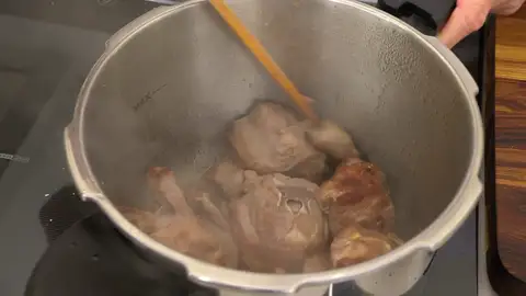 Introduce los trozos de cordero, sazónalos y dóralos bien Introduce los trozos de cordero, sazónalos y dóralos bien