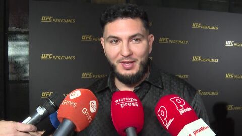 Omar Montes respondiendo a la prensa