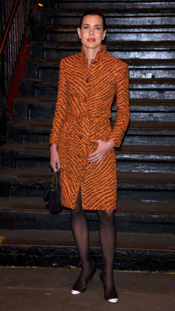 Carlota Casiraghi en el desfile de Chanel con un abrigo animal print