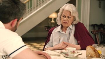 Andrés trata de ganarse la confianza de Delia para seguir con su plan de desenmascarar a Gabriel Andrés trata de ganarse la confianza de Delia para seguir con su plan de desenmascarar a Gabriel