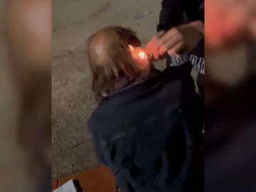 Dos menores humillan a una persona sin hogar
