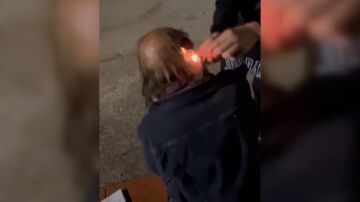 Dos menores humillan a una persona sin hogar