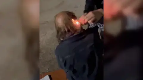 Dos menores humillan a una persona sin hogar Dos menores humillan a una persona sin hogar