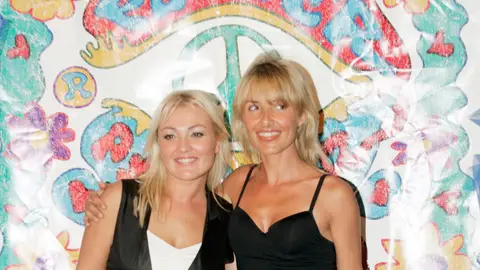 Amaia Montero y Cayetana Guillén Cuervo, en 2006 Amaia Montero y Cayetana Guillén Cuervo, en 2006