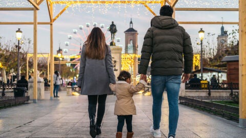 Familia dando un paseo en Navidad