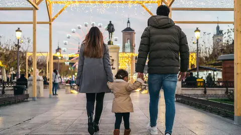 Familia dando un paseo en Navidad Familia dando un paseo en Navidad