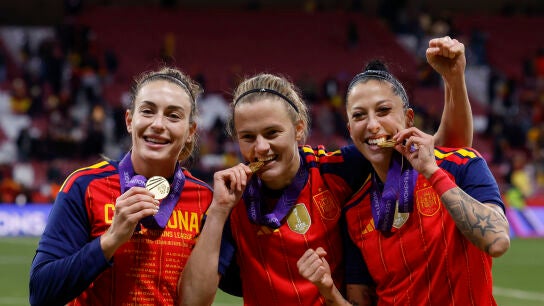 Alexia Putellas, Irene Paredes y Jenni Hermoso celebran la victoria ante Alemania en el Metropolitano