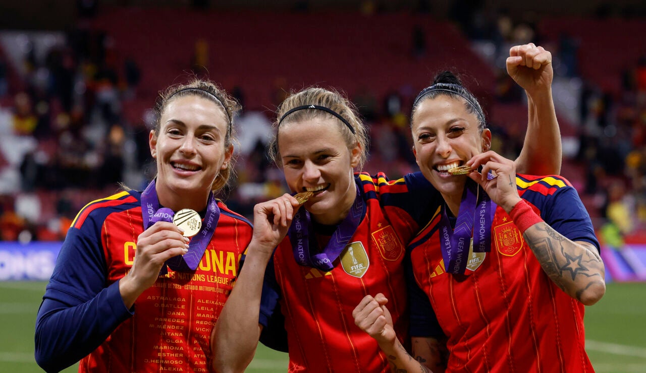 Alexia Putellas, Irene Paredes y Jenni Hermoso celebran la victoria ante Alemania en el Metropolitano