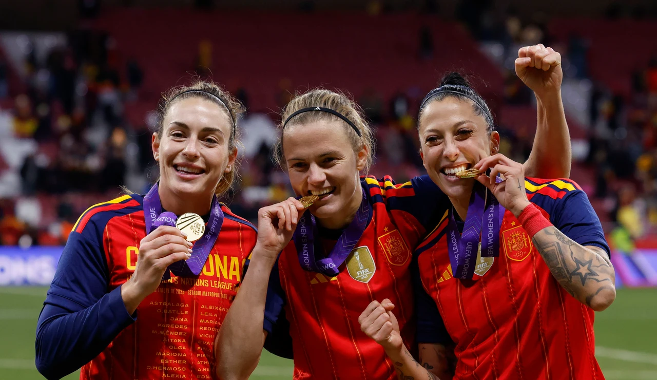 Alexia Putellas, Irene Paredes y Jenni Hermoso celebran la victoria ante Alemania en el Metropolitano