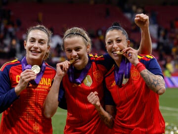 Alexia Putellas, Irene Paredes y Jenni Hermoso celebran la victoria ante Alemania en el Metropolitano