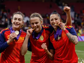 Alexia Putellas, Irene Paredes y Jenni Hermoso celebran la victoria ante Alemania en el Metropolitano Alexia Putellas, Irene Paredes y Jenni Hermoso celebran la victoria ante Alemania en el Metropolitano