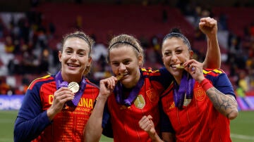Alexia Putellas, Irene Paredes y Jenni Hermoso celebran la victoria ante Alemania en el Metropolitano