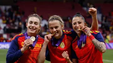 Alexia Putellas, Irene Paredes y Jenni Hermoso celebran la victoria ante Alemania en el Metropolitano Alexia Putellas, Irene Paredes y Jenni Hermoso celebran la victoria ante Alemania en el Metropolitano