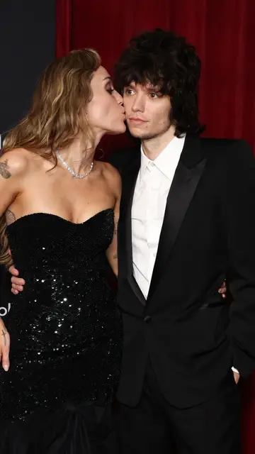 Miley Cyrus y su prometido Maxx Morando Miley Cyrus y su prometido Maxx Morando