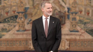 El Rey Felipe VI durante el acto de entrega del IX Premio Reino de Espa&ntilde;a a la Trayectoria Empresarial, en el Palacio Real de El Pardo, a 1 de diciembre de 2025, en Madrid (Espa&ntilde;a). En esta edici&oacute;n ha recibido el galard&oacute;n la presidenta de honor de Galletas Gull&oacute;n, Mar&iacute;a Teresa Rodr&iacute;guez, una compa&ntilde;&iacute;a que se fund&oacute; en 1892 y que dirigi&oacute; desde 1983, tras el fallecimiento de su marido, Jos&eacute; Manuel Gull&oacute;n, hasta su jubilaci&oacute;n en 2019. Galletas Gull&oacute;n es hoy en d&iacute;a la &uacute;nica empresa galletera famil...