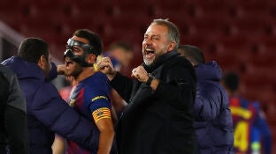 Hansi Flick y Eric Garc&iacute;a celebran el gol de Ferran Torres