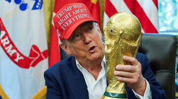 Donald Trump con el trofeo de la Copa del Mundo