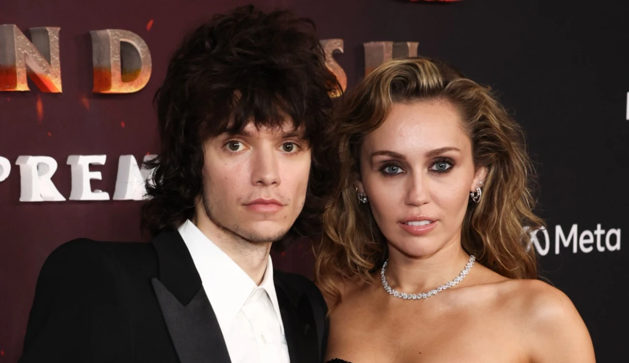 Miley Cyrus y su prometido Maxx Morando